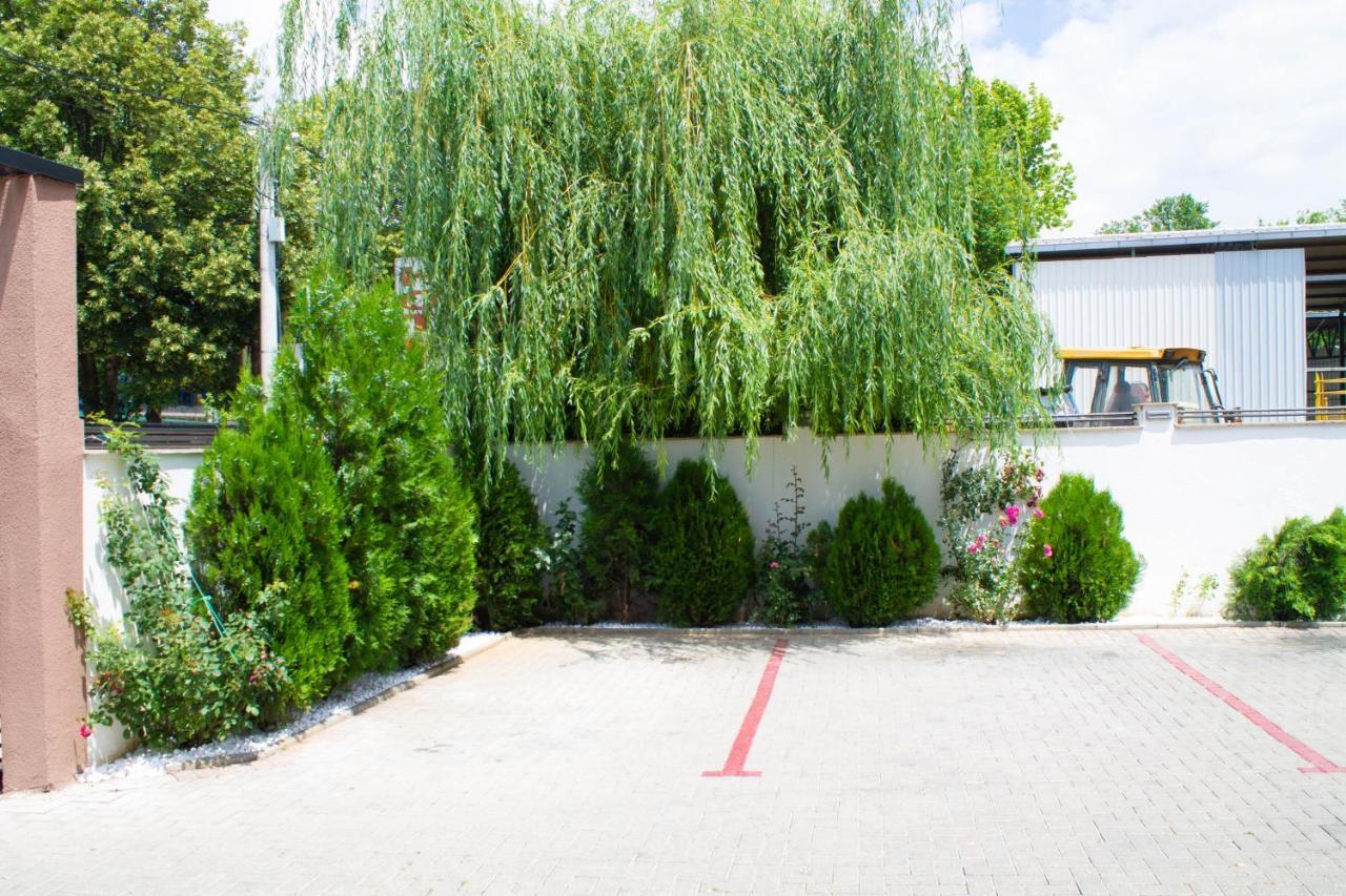 Hotel Living Suto Orizari Экстерьер фото