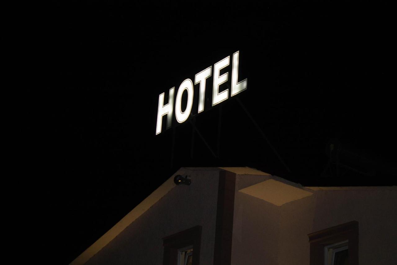 Hotel Living Suto Orizari Экстерьер фото