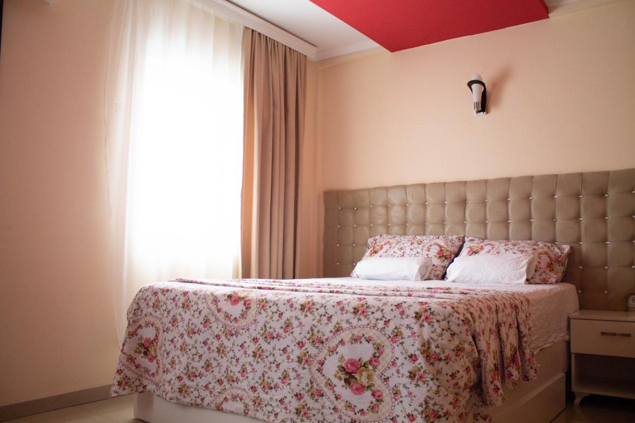 Hotel Living Suto Orizari Экстерьер фото