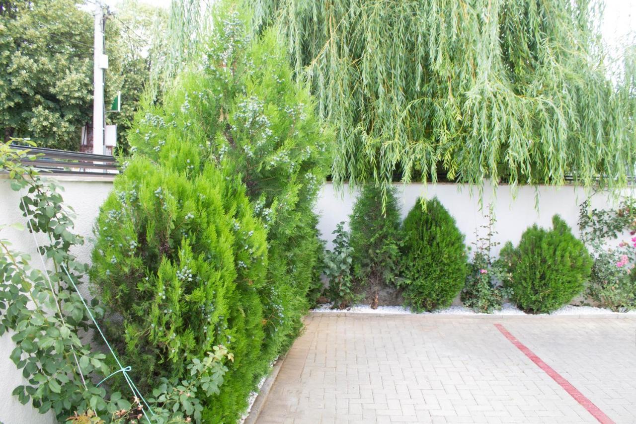 Hotel Living Suto Orizari Экстерьер фото